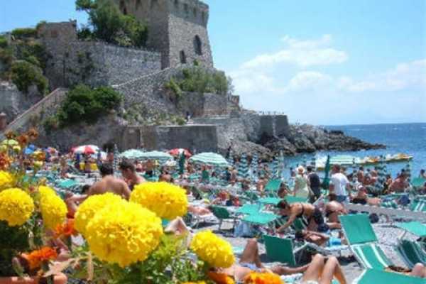 8 exclusive vacation rentals apartments ensuite in Maiori Amalfi Coast. Amazing seafront relais overlooking Amalfi Coast in a lemon trees private park