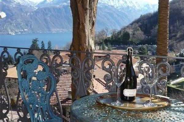 Book now your vacation in Menaggio in Lombardy this wonderful private villa with pool in Menaggio in the province of Como in Lombardy rents the villa 14