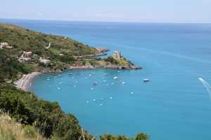 Affitto villa fronte mare con splendida vista sul mare Mediterraneo a Praia a Mare. Questa villa fronte mare vacanza dispone di 6 camere da letto e 9 