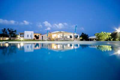 Prenota adesso la tua vacanza a Racale in Puglia in questa bellissima villa privata con piscina sul mare a Racale in provincia di Lecce in Puglia affi