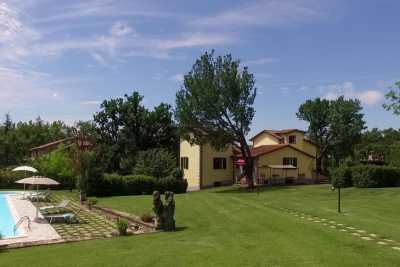 Book now your perfect holiday in Tuscany in this beautiful private villa with family pool in Anghiari in the province of Arezzo in Tuscany.