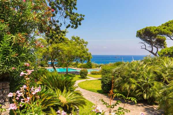 Book now your holiday in Ischia in Campania in this wonderful private villa with pool on the sea in Ischia in the province of Naples in Campania 3