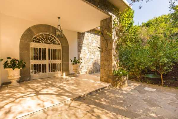 Book now your holiday in Ischia in Campania in this wonderful private villa with pool on the sea in Ischia in the province of Naples in Campania 2