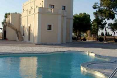 Villa vacanze a Nardò con piscina vicino Gallipoli in Puglia a 2Km dalle bianche spiagge del Salento. Questa villa per le vacanze dispone di 5 camere 