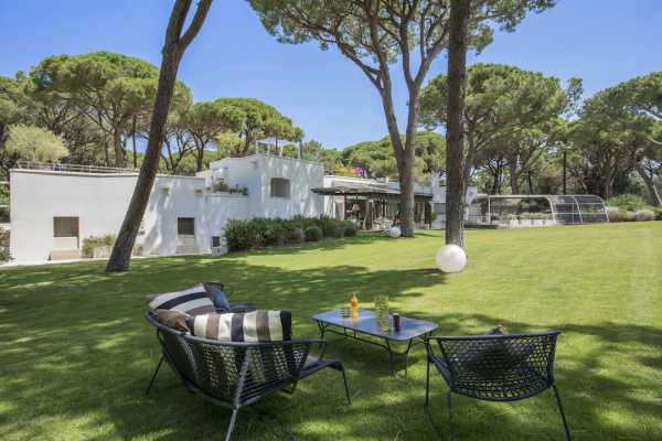 Seafront vacation villa rental with pool in Roccamare Castiglione della Pescaia, Maremma Tuscany. Villa with 7 bedrooms and 7 bathrooms 10