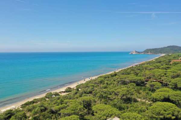 Book now your holiday in Castiglione della Pescaia in Tuscany in this beautiful private villa on the sea in the pine forest of Roccamare 2