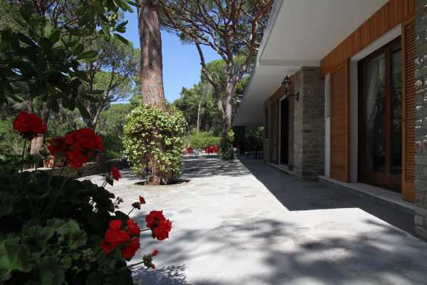 Book now your holiday in Castiglione della Pescaia in Tuscany in this beautiful private villa on the sea in the pine forest of Roccamare 19