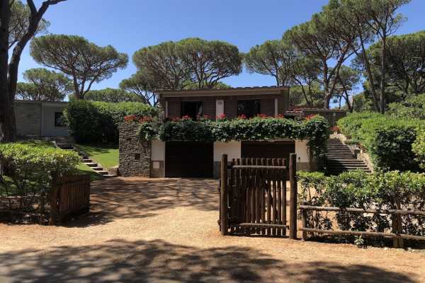 Book now your holiday in Castiglione della Pescaia in Tuscany in this beautiful private villa on the sea in the pine forest of Roccamare 11