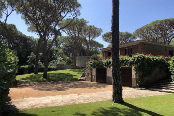 Book now your holiday in Castiglione della Pescaia in Tuscany in this beautiful private villa on the sea in the pine forest of Roccamare 6