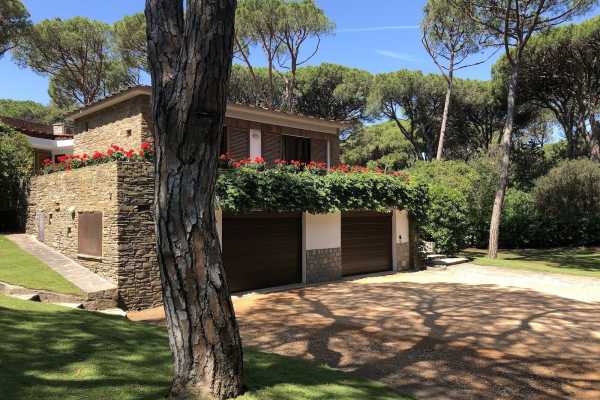 Book now your holiday in Castiglione della Pescaia in Tuscany in this beautiful private villa on the sea in the pine forest of Roccamare 16