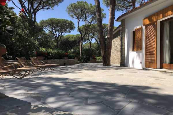 Book now your holiday in Castiglione della Pescaia in Tuscany in this beautiful private villa on the sea in the pine forest of Roccamare 18