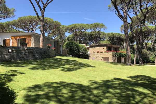 Book now your holiday in Castiglione della Pescaia in Tuscany in this beautiful private villa on the sea in the pine forest of Roccamare 5