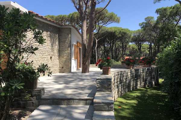 Book now your holiday in Castiglione della Pescaia in Tuscany in this beautiful private villa on the sea in the pine forest of Roccamare 17