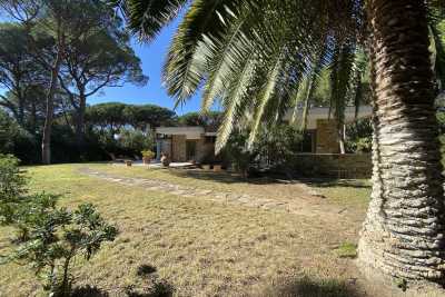 Rent your holiday in this beautiful villa for rent in Roccamare in the province of Grosseto in Castiglione della Pescaia in Tuscany, villa near the se