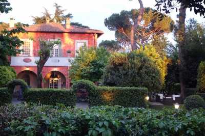 Book now your holiday in Rome in Lazio in this beautiful private villa for rent with swimming pool and park