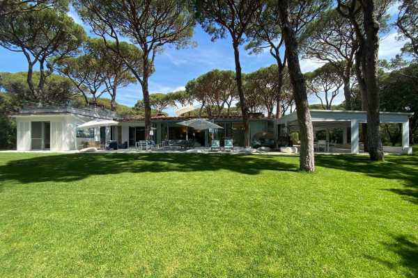 private villa by the sea for rent in Castiglione della Pescaia with swimming pool and large private park and exclusive place on the beach