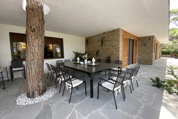 Book now your holiday in Castiglione della Pescaia in Tuscany in this beautiful private villa on the sea in the pine forest of Roccamare 14