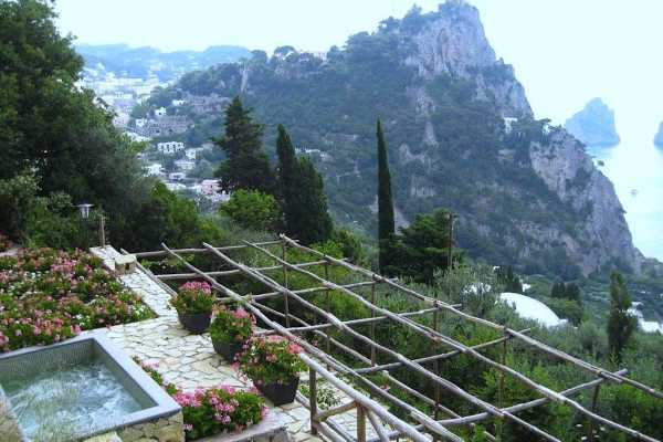 Holidays in Capri in a house for rent with swimming pool and Jacvuzzi and sea view of the Faraglioni 21