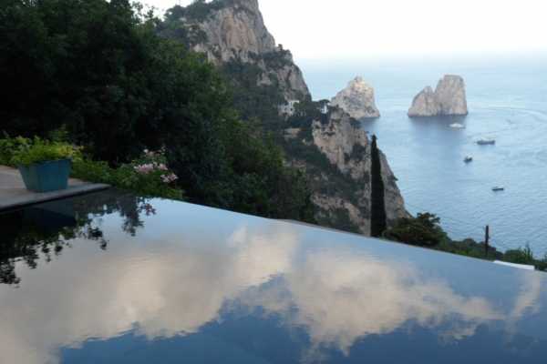 Holidays in Capri in a house for rent with swimming pool and Jacvuzzi and sea view of the Faraglioni 22