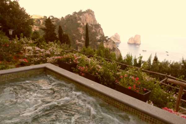 Holidays in Capri in a house for rent with swimming pool and Jacvuzzi and sea view of the Faraglioni 23