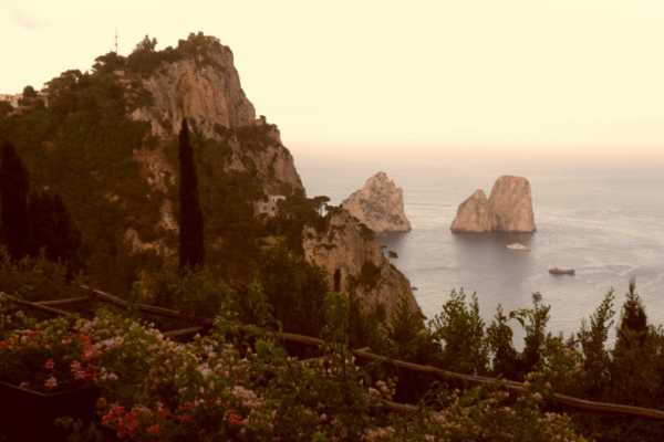 Holidays in Capri in a house for rent with swimming pool and Jacvuzzi and sea view of the Faraglioni 31
