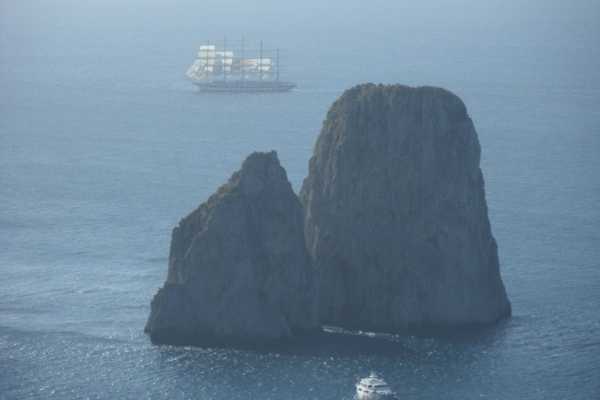 Holidays in Capri in a house for rent with swimming pool and Jacvuzzi and sea view of the Faraglioni 28