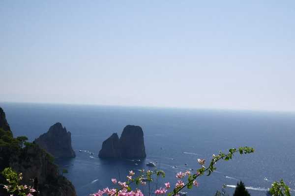 Holidays in Capri in a house for rent with swimming pool and Jacvuzzi and sea view of the Faraglioni 17