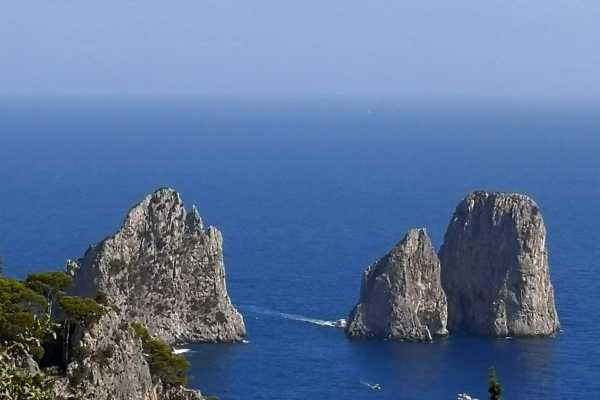 Holidays in Capri in a house for rent with swimming pool and Jacvuzzi and sea view of the Faraglioni 26