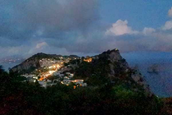 Holidays in Capri in a house for rent with swimming pool and Jacvuzzi and sea view of the Faraglioni 24