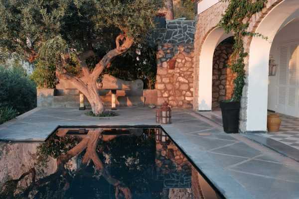 Holidays in Capri in a house for rent with swimming pool and Jacvuzzi and sea view of the Faraglioni 8