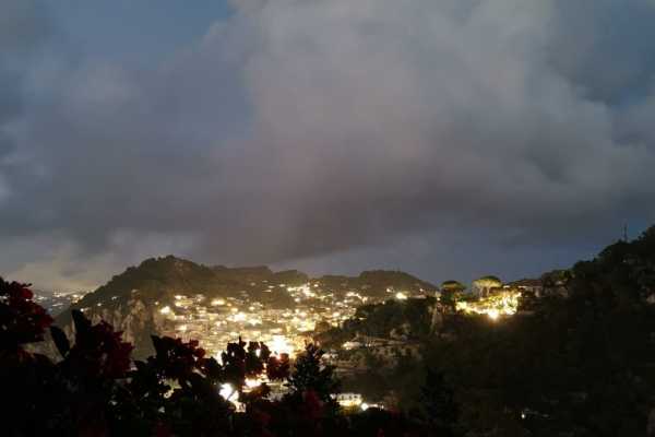 Holidays in Capri in a house for rent with swimming pool and Jacvuzzi and sea view of the Faraglioni 10