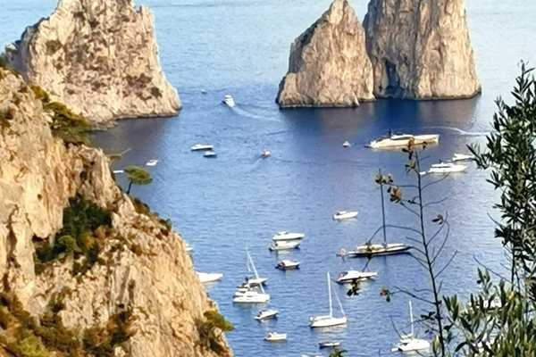 Holidays in Capri in a house for rent with swimming pool and Jacvuzzi and sea view of the Faraglioni 12