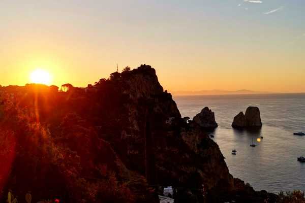 Holidays in Capri in a house for rent with swimming pool and Jacvuzzi and sea view of the Faraglioni 6