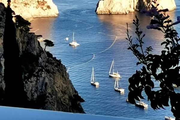 Holidays in Capri in a house for rent with swimming pool and Jacvuzzi and sea view of the Faraglioni 14