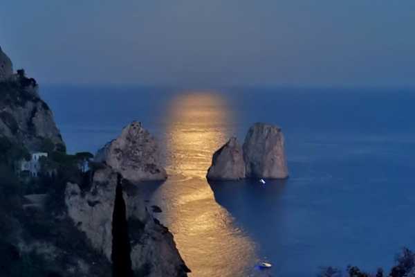 Holidays in Capri in a house for rent with swimming pool and Jacvuzzi and sea view of the Faraglioni 2