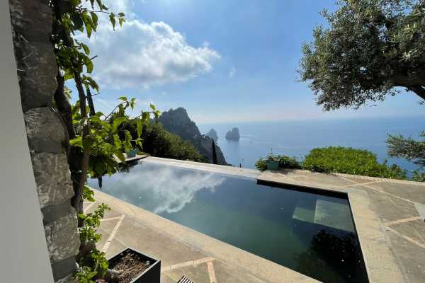 Holidays in Capri in a house for rent with swimming pool and Jacvuzzi and sea view of the Faraglioni 7