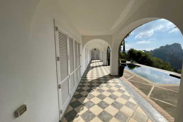 Holidays in Capri in a house for rent with swimming pool and Jacvuzzi and sea view of the Faraglioni 15