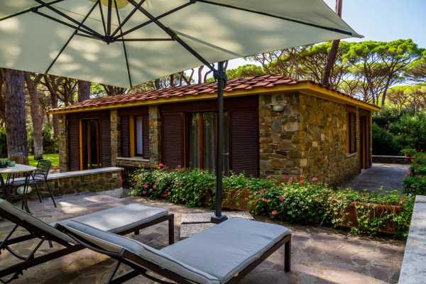 Book now your holiday Castiglione della Pescaia, Grosseto in Tuscany private villa near the sea, immersed in a beautiful pristine park 24