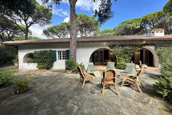 villa for rent for vacation with swimming pool, park and private and exclusive beach place in the Roccamare pine forest 21