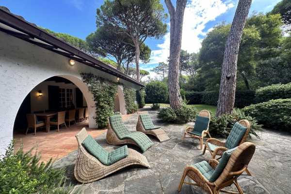 villa for rent for vacation with swimming pool, park and private and exclusive beach place in the Roccamare pine forest 11