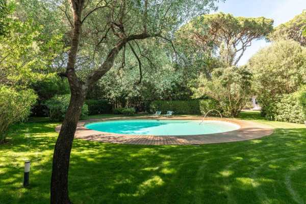 villa for rent for vacation with swimming pool, park and private and exclusive beach place in the Roccamare pine forest 7