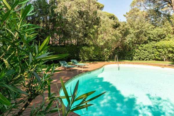 villa for rent for vacation with swimming pool, park and private and exclusive beach place in the Roccamare pine forest 25