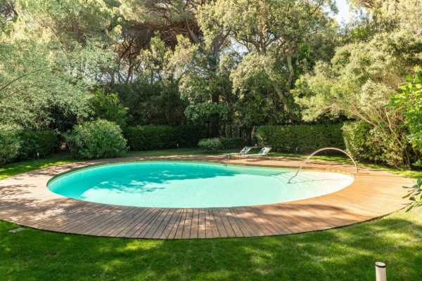 villa for rent for vacation with swimming pool, park and private and exclusive beach place in the Roccamare pine forest 23