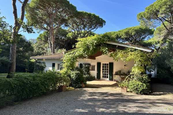 villa for rent for vacation with swimming pool, park and private and exclusive beach place in the Roccamare pine forest 8