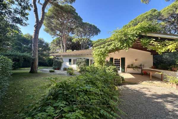 villa for rent for vacation with swimming pool, park and private and exclusive beach place in the Roccamare pine forest 10